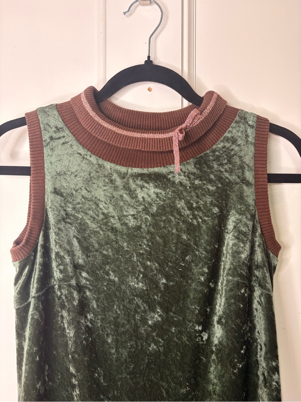 Sleeveless 1920’s inspired Olive Green Velvet Pleated Dress with Contrast Trim - Picture 11 of 16
